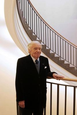 Bildnummer: 50787778  Datum: 22.11.2004  Copyright: imago/Sabine GudathHeinz Berggruen (GER/Kunstsammler) in seinem eigenen Museum, Personen; 2004, Kunst, Sammler, M?zen, M?zene, Kunstm?zene, Kunstm?zen, Fotoshooting, Berggr?n, ; , hoch, Kbdig, Einzelbild,  Deutschland, Randbild, People-stock-foto