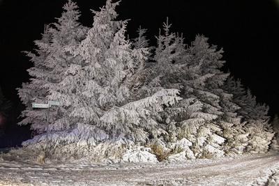 Schnee, Schneeverwehungen und Frost: Winter hat Deutschland weiterhin fest im Griff / Minus 6 Grad und verschneite Landschaft auf dem Fichtelberg in Sachsen / Neuschnee auch in den westlichen Mittelgebirgen und an den Alpen-stock-foto