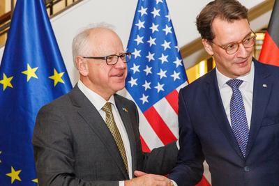 US-Gouverneur von Minnesota Tim Walz in NRW-stock-foto