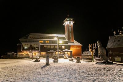 Schnee, Schneeverwehungen und Frost: Winter hat Deutschland weiterhin fest im Griff / Minus 6 Grad und verschneite Landschaft auf dem Fichtelberg in Sachsen / Neuschnee auch in den westlichen Mittelgebirgen und an den Alpen-stock-foto