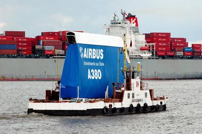 Transport des ersten Seitenleitwerks f?r den A380 Airbus Stade EADS Flugzeugindustrie SLW Seitenleitwerk A380 A 380 Elbe-stock-foto