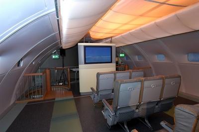 Erste Klasse - Oberdeck der Flugzeugkabine eines Airbus A380 als Attrappe am Flughafen Frankfurt am Main-stock-foto