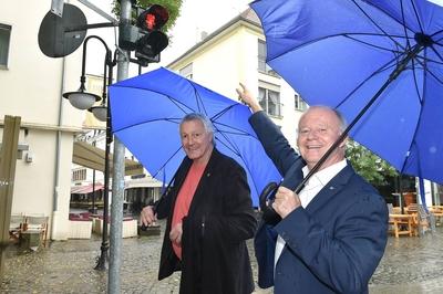 Die Fu?g?ngerampeln zwischen der Alten Br?cke und dem St Johanner Markt in Saarbr?cken zeigen ab so-stock-foto
