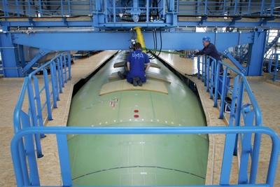 Ein Mitarbeiter arbeitet am Testaufbau auf einem Airbus A380 800 in der gemeinsamen Testhalle der Fi-stock-foto