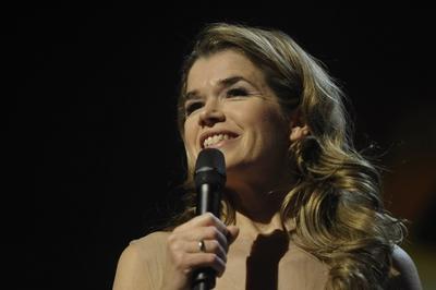 Moderatorin Anke Engelke w?hrend der Preisverleihung anl?sslich der 64 Internationalen Filmfestspie-stock-foto