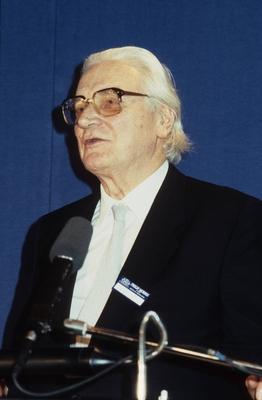 Bildnummer: 56677220  Datum: 02.06.1987  Copyright: imago/teutopressKonrad Zuse (Erfinder, Wissenschaftler) 06/87 schaer im Juni 1987 bei der Verleihung des Philipp-Morris-Forschungspreis Erfinder des Computers Wissenschaftler Wissenschaften Wissenschaft Informatiker Informatik Informatikwissenschaftler Informatikwissenschaft Personal Computer PC Computerwissenschaftler Computerwissenschaften Computertechnologie Technologie Computertechnologien Informationstechnologie grauhaarig wei?haarig Brille seri?s Jackett Krawatte Hemd halb hoch Mikro Mikrofon gestorben am 18.12.1995 in H?nfeld bei Fulda People x0x xsk 1987 hoch  56677220 Date 02 06 1987 Copyright Imago teutopress Konrad Zuse Inventor Scientists 06 87 Schaer in June 1987 at the award Ceremony the Philipp Morris Research Award Inventor the Computers Scientists Sciences Science Scientists Computer science   Staff Computer PC Computer scientists Computer Science Computer technology Technology Computer technologies Information technology grauhaarig wei?haarig Glasses seriously Jacket Tie Shirt half vertical Micro Microphone Died at 18 12 1995 in Huenfeld at Fulda Celebrities x0x xSK 1987 vertical-stock-foto