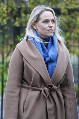 cntv Astrid Have Ehefrau von Stefan Henssel auf dem Weg zum Prozess wegen mutmasslicher Kindesentfuehrung im Landgericht Hamburg Strafjustizgebaeude Entfuehrungsfall der Block Kinder am 19.11.2025 in Hamburg Hamburg Deutschland *** cntv Astrid Have wife of Stefan Henssel on the way to the trial for alleged child abduction in the Hamburg District Court criminal justice building abduction case of the Block children on 19 11 2025 in Hamburg Hamburg Germany-stock-foto