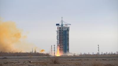 JIUQUAN, CHINA - NOVEMBER 19: A Long March-2C carrier rocket carrying three new satellites blasts off from the Jiuquan S-stock-foto