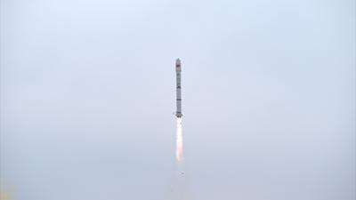 JIUQUAN, CHINA - NOVEMBER 19: A Long March-2C carrier rocket carrying three new satellites blasts off from the Jiuquan S-stock-foto