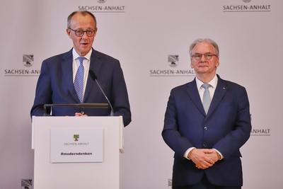 Halle (Saale), Sachsen-Anhalt, Deutschland, 18.11.2025: Leopoldina: Antrittsbesuch des Kanzlers in Sachsen-Anhalt: Bunde-stock-foto