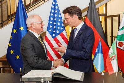 US-Gouverneur von Minnesota Tim Walz in NRW-stock-foto