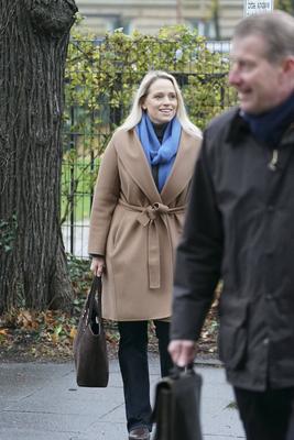 cntv/ Stephan Hensel Ex-Ehemann und Vater der Kinder von C. Block, seine Frau Astrid Have auf dem Weg zum Prozess wegen mutmasslicher Kindesentfuehrung im Landgericht Hamburg Strafjustizgebaeude Entfuehrungsfall der Block Kinder am 19.11.2025 in Hamburg Hamburg Deutschland *** cntv Stephan Hensel Ex husband and father of the children of C Block, his wife Astrid Have on the way to the trial for alleged child abduction in the Hamburg District Court Criminal Justice Building abduction case of the Block children on 19 11 2025 in Hamburg Hamburg Germany-stock-foto