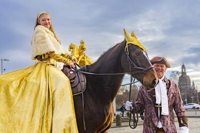 Goldene Reiterin des Augustusmarkte 2025-stock-foto
