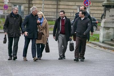 cntv/ Stephan Hensel Ex-Ehemann und Vater der Kinder von C. Block, seine Frau Astrid Have und ihr Anwalt Frederic Schneider und der Hensel Anwalt Philip von der Meden die Vertreter der Nebenklage auf dem Weg zum Prozess wegen mutmasslicher Kindesentfuehrung im Landgericht Hamburg Strafjustizgebaeude Entfuehrungsfall der Block Kinder am 19.11.2025 in Hamburg Hamburg Deutschland *** cntv Stephan Hensel ex husband and father of the children of C Block, his wife Astrid Have and her lawyer Frederic Schneider and the Hensel lawyer Philip von der Meden the representatives of the joint plaintiff on the way to the trial for alleged child abduction in the district court Hamburg criminal justice building abduction case of the Block children on 19 11-stock-foto