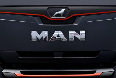 Das Logo von MAN auf einem LKW. China will die Energiesparte des Unternehmens (MAN Energy Solutions) kaufen, doch der Bu-stock-foto