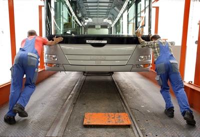 Mitarbeiter bei MAN Nutzfahrzeuge GmbH Salzgitter Deutschland Workers at MAN Nutzfahrzeuge GmbH-stock-foto