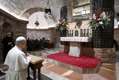 ITALY -  POPE LEO XIV  PRAYS AT THE TOMB OF ST FRANCIS OF ASSIS AT THE BASILICA OF ST FRANCIS  IN ASSISI  - 2025/11/20-stock-foto