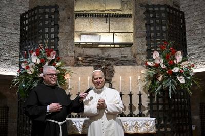 ITALY -  POPE LEO XIV  PRAYS AT THE TOMB OF ST FRANCIS OF ASSIS AT THE BASILICA OF ST FRANCIS  IN ASSISI  - 2025/11/20-stock-foto