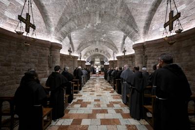 ITALY -  POPE LEO XIV  PRAYS AT THE TOMB OF ST FRANCIS OF ASSIS AT THE BASILICA OF ST FRANCIS  IN ASSISI  - 2025/11/20-stock-foto