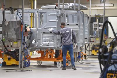 LKW Produktion bei MAN startet wieder.Die Produktion stand aufgrund von Lieferausfaellen wegen des Ukraine Krieges sechs-stock-foto