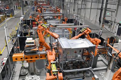 LKW Produktion bei MAN startet wieder.Die Produktion stand aufgrund von Lieferausfaellen wegen des Ukraine Krieges sechs-stock-foto