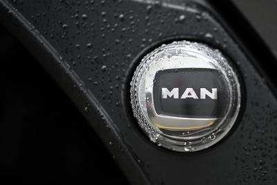 Das Logo von MAN auf einem LKW. China will die Energiesparte des Unternehmens (MAN Energy Solutions) kaufen, doch der Bu-stock-foto