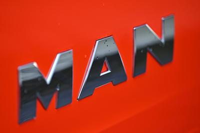 Das Logo von MAN auf einem LKW. China will die Energiesparte des Unternehmens (MAN Energy Solutions) kaufen, doch der Bu-stock-foto