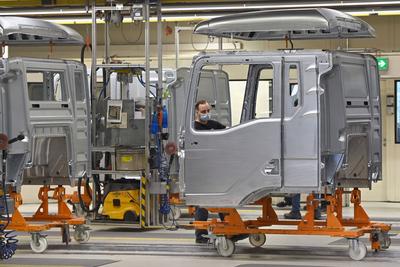 LKW Produktion bei MAN startet wieder.Die Produktion stand aufgrund von Lieferausfaellen wegen des Ukraine Krieges sech-stock-foto