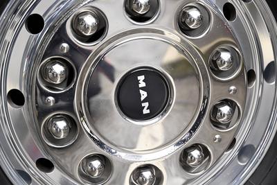 Das Logo von MAN auf einem LKW. China will die Energiesparte des Unternehmens (MAN Energy Solutions) kaufen, doch der Bu-stock-foto