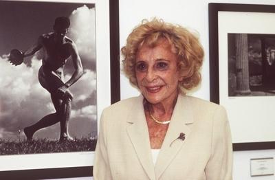 Bildnummer: 56899067  Datum: 03.05.2000  Copyright: imago/teutopressLeni Riefenstahl (Fotografin) 05/00 ker Frau Fotografie Kunst Handwerk K?nstlerin umstritten Nazi-Zeit dunkelhaarig blondiert blond Locken Schmuck Kette seri?s Jacke Blazer beige kariert Top wei? stehend vor Wand wei? mit Schwarzwei?-Bildern Bilder schwarz-wei? SW (Ausstellung mit Photographien / Photos der Olympiade 1936 in Berlin) Galerie Raum Saal Halle Ausstellungshalle Ausstellung halb quer l?chelnd posierend Fototermin Leni Riefenstahl am 04.05.2000 in Berlin People Shooting x0x xsk 2000 quer Aufmacher  56899067 Date 03 05 2000 Copyright Imago  Leni Riefenstahl Photographer 05 00 KER Woman Photography Art Crafts Artist controversial Nazi Time dark haired blondiert blond lure Jewellery Chain seriously Jacket Blazer Beige squared Top white standing before Wall white with black Pictures Images Black white black and white Exhibition with Photographs Photos the Olympics 1936 in Berlin Gallery Room Room Hall Exhibition hall Exhibition half horizontal smiling posing Photo call Leni Riefenstahl at 04 05 2000 in Berlin Celebrities Shooting x0x xSK 2000 horizontal Highlight-stock-foto