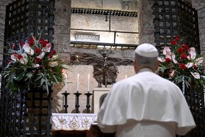 ITALY -  POPE LEO XIV  PRAYS AT THE TOMB OF ST FRANCIS OF ASSIS AT THE BASILICA OF ST FRANCIS  IN ASSISI  - 2025/11/20-stock-foto
