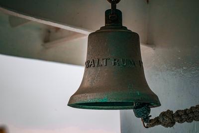 Schiffsglocke der BALTRUM II maritimes Detail Ne?mersiel, Deutschland, Europa, Detailaufnahme der Patina-bedeckten Schif-stock-foto