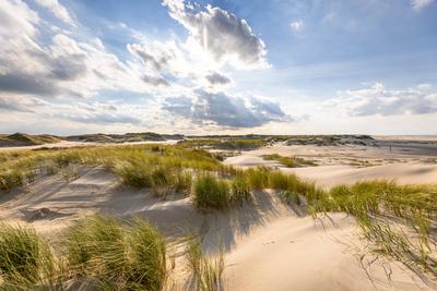 Norderney. 30 SEP 2022. Blauer Himmel und weiße Wolkenformation über den Dünen am Ostende von Norderney. OSTFRIESLAND. O-stock-foto