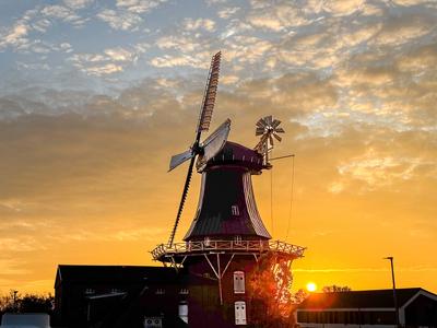 Bilder des Jahres 2024, News 10 Oktober News Themen der Woche KW42 Norden, Niedersachsen, Deutschland, Windm?hle, Sonnen-stock-foto