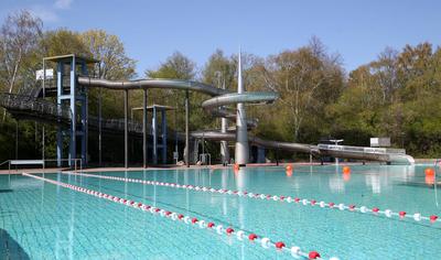 Columbia-Bad geschlossen Berlin, 17.04.2020, Sommerbad Neukoelln bleibt zur Eindaemmung des Coronavirus weiterhin geschl-stock-foto