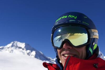 verschneite Berglandschaft spiegelt sich in der Skibrille eines Skifahrers Frankreich Savoie Sain-stock-foto