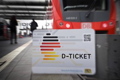 Themenbild -Deutschlandticket koennte ab 2026 teurer werden und bis zu 64 Euro kosten-stock-foto