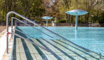 Columbia-Bad geschlossen Berlin, 17.04.2020, Sommerbad Neukoelln bleibt zur Eindaemmung des Coronavirus weiterhin geschl-stock-foto