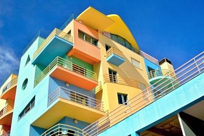 Buntes Geb?ude mit moderner Architektur und geometrischen Balkonen-stock-foto