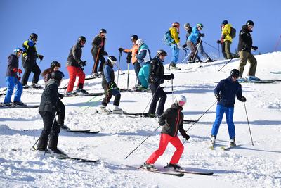 Ueberfuellte Skipiste,Gedraenge,Helm,Helme. Skifahrer im Skigebiet Hahnenkamm in Kitzbuehel. Skifahren,Ski,fahren,Skilau-stock-foto