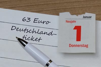 Kalenderblatt 1. Januar und 63 Euro Deutschlandticket-stock-foto