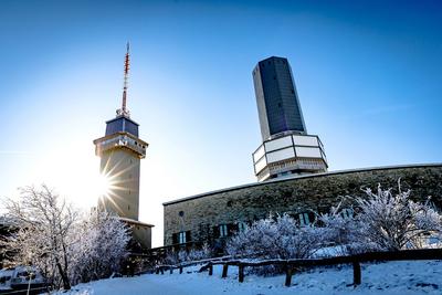 22.11.2025 - Winteridylle: Impression vom Gro?en Feldberg bei Schmitten im Taunus (Hessen). Zu sehen sind auf dem Gipfel-stock-foto