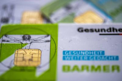 Krankenkassenbeitr?ge sollen steigen Politik, Gesundheit, Krankenkasse: Gesundheitskarten von zwei deutschen Krankenkass-stock-foto