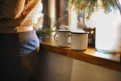 Christmas hot drink - two mugs of mulled red wine with spices and fruits or ot tea on windowsill Christmas hot drink - t-stock-foto