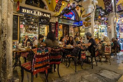 People are sitting at a restaurant inside the Grand Bazaar, Kapalıcar??ı, one of the largest and oldest covered market-stock-foto