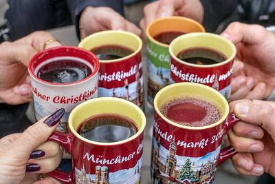 Hei?er Gl?hwein hilft gegen die K?lte, Gl?hweinausschank am Viktualienmarkt, Tasse Gl?hwein kostet 6 Euro plus 5 Euro Tassenpfand, M?nchen, November 2025-stock-foto