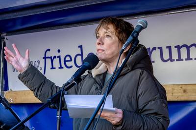 Rede von Theologin und ehemalige EKD Ratsvorsitzende Margot KÄßMANN - Aktionswochenende öStoppt das Töten für Waffenstil-stock-foto