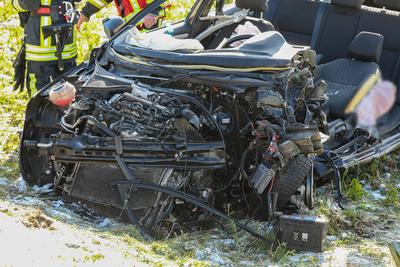 Schwerer Verkehrsunfall auf B174 ? PKW kollidierte frontal mit LKW-stock-foto