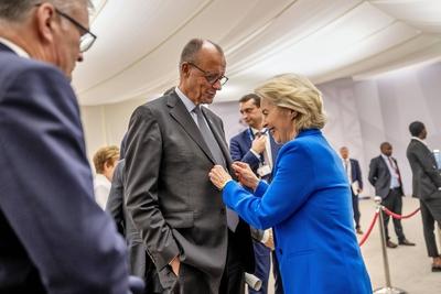 Johannesburg, S?dafrika, 22.11.2025: Expo-Centre: G20-Gipfel: Bundeskanzler Friedrich Merz (CDU) und EU-Kommissionspr?si-stock-foto