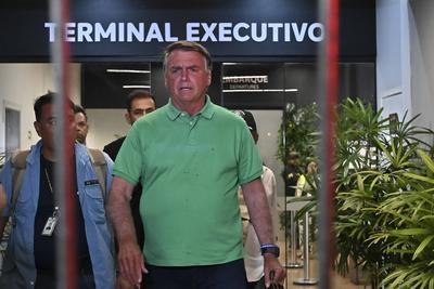 Bolsonaro fala com imprensa-stock-foto